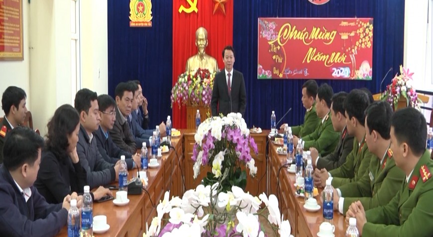 Đồng chí Chủ tịch UBND tỉnh Đỗ Đức Duy thăm và tặng quà Tết tại huyện Văn Yên