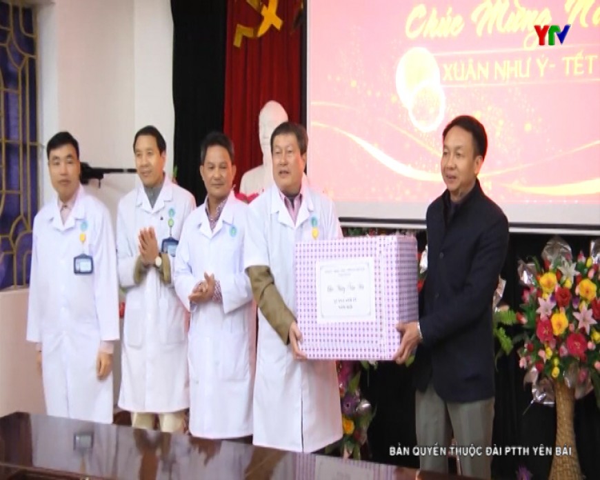 Đồng chí Chủ nhiệm Ủy ban Kiểm tra Tỉnh ủy Vũ Quỳnh Khánh thăm và tặng quà Tết tại huyện Văn Chấn