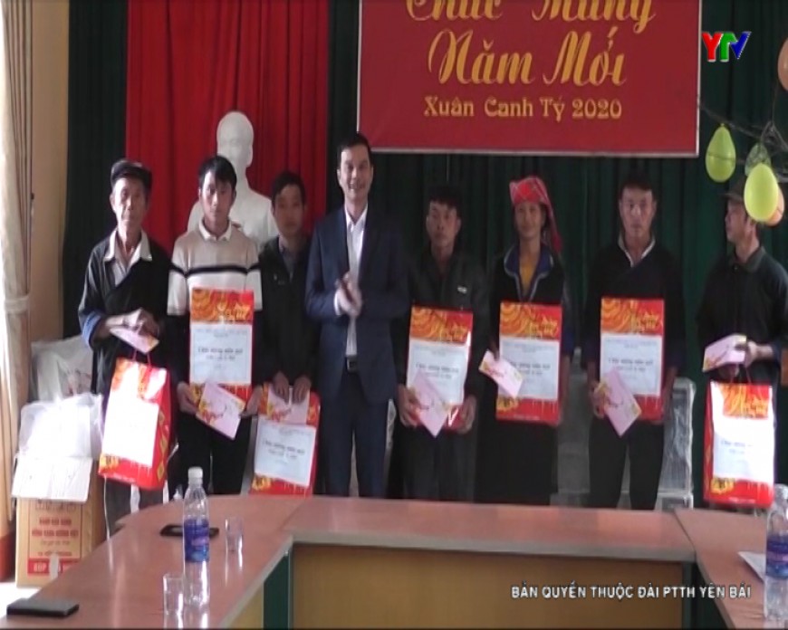 Đồng chí Phó Chủ tịch UBND tỉnh Dương Văn Tiến tặng quà Tết tại xã La Pán Tẩn, huyện Mù Cang Chải