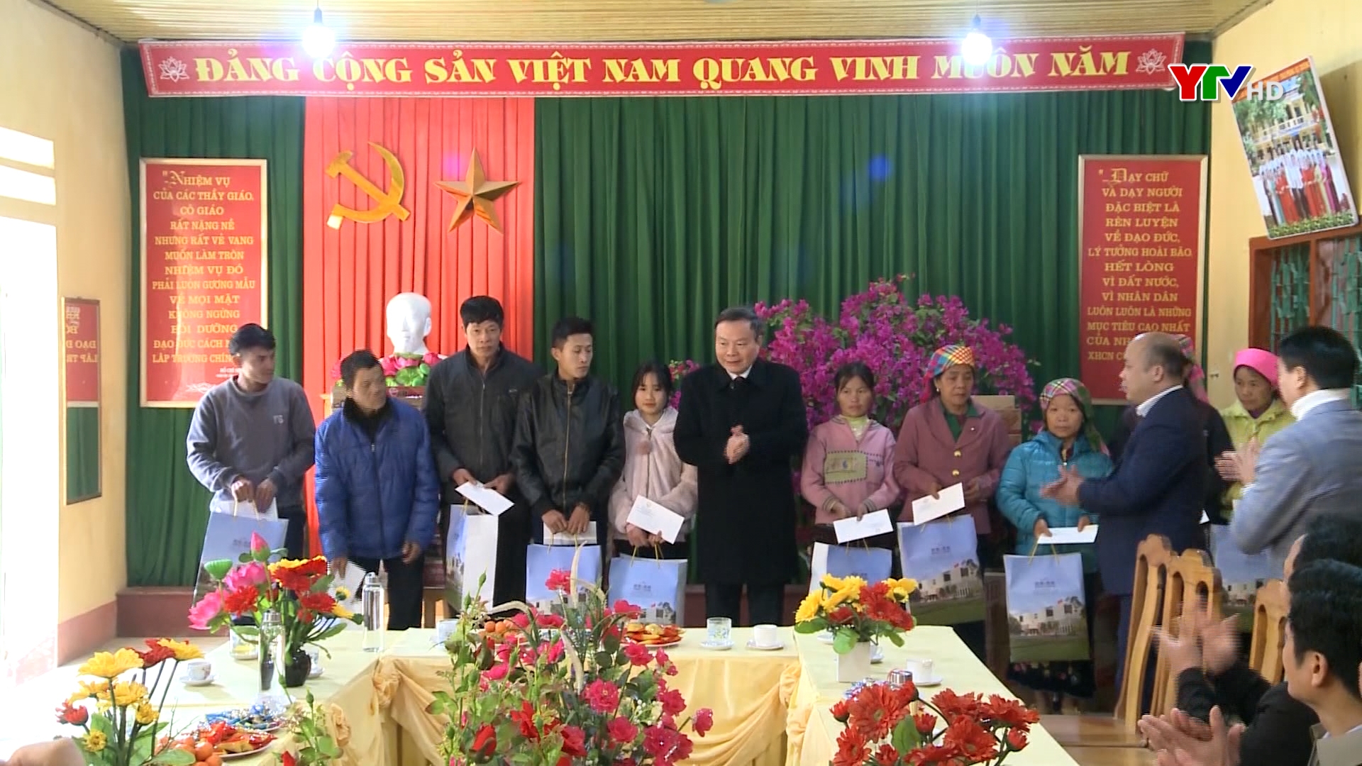Đồng chí Phó Chủ tịch Quốc hội Phùng Quốc Hiển làm việc tại huyện Văn Yên
