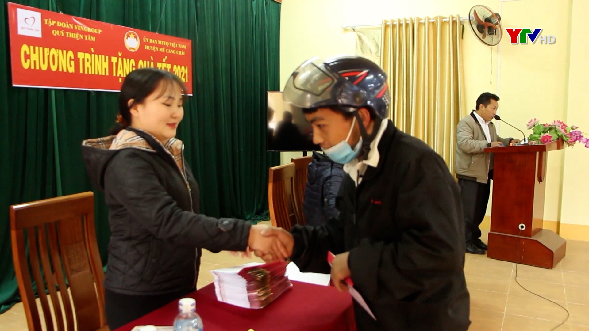 Quỹ Thiện tâm - Tập đoàn Vingroup trao quà Tết tại huyện huyện Văn Chấn và Mù Cang Chải
