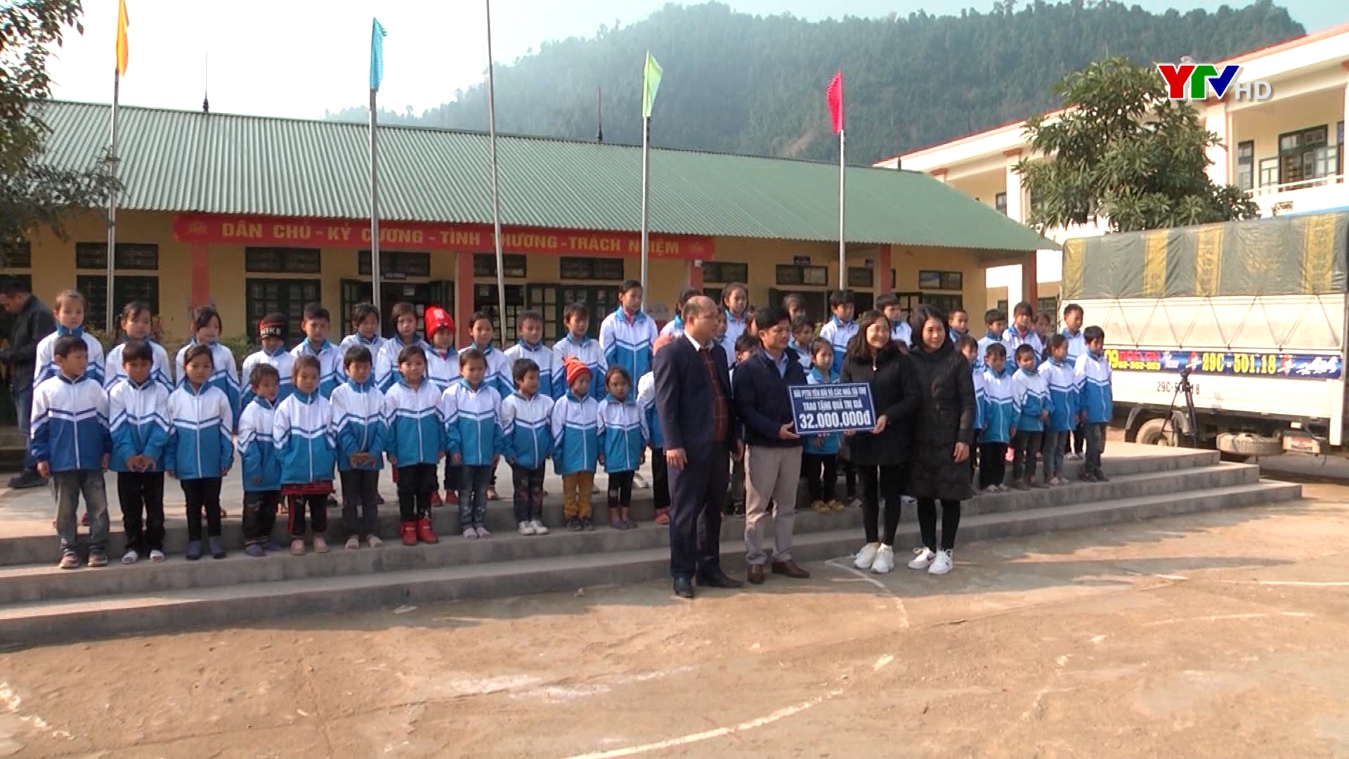 Đài PT-TH Yên Bái cùng các nhà tài trợ trao quà cho học sinh huyện Văn Yên