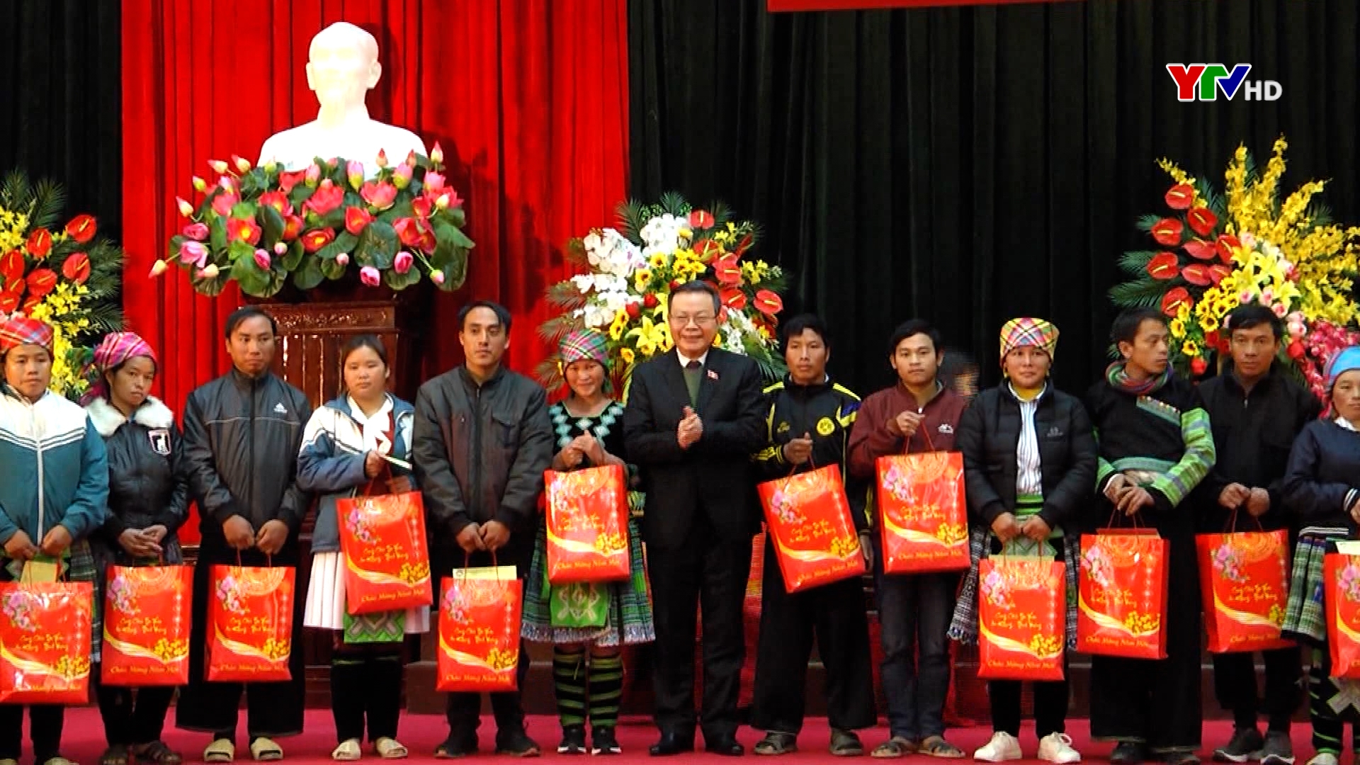 Đồng chí Phó Chủ tịch Quốc hội Phùng Quốc Hiển thăm, tặng quà Tết tại tỉnh Yên Bái