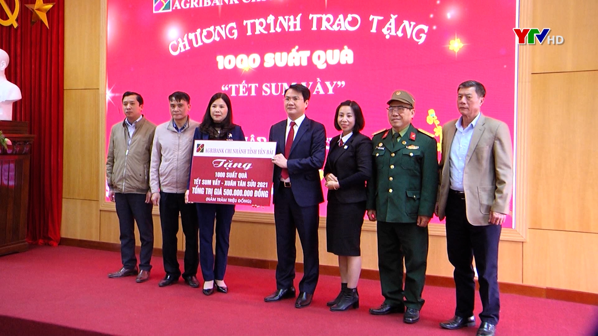 Agribank, chi nhánh tỉnh Yên Bái trao tặng 1.000 suất quà Tết