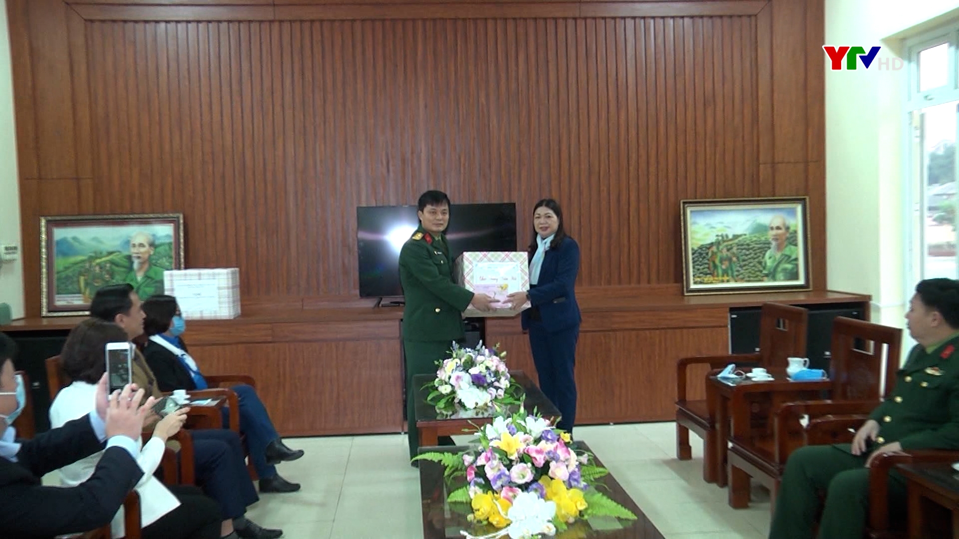 Đồng chí Hoàng Thị Vĩnh - Trưởng Ban Dân vận Tỉnh ủy chúc Tết tại huyện Trấn Yên