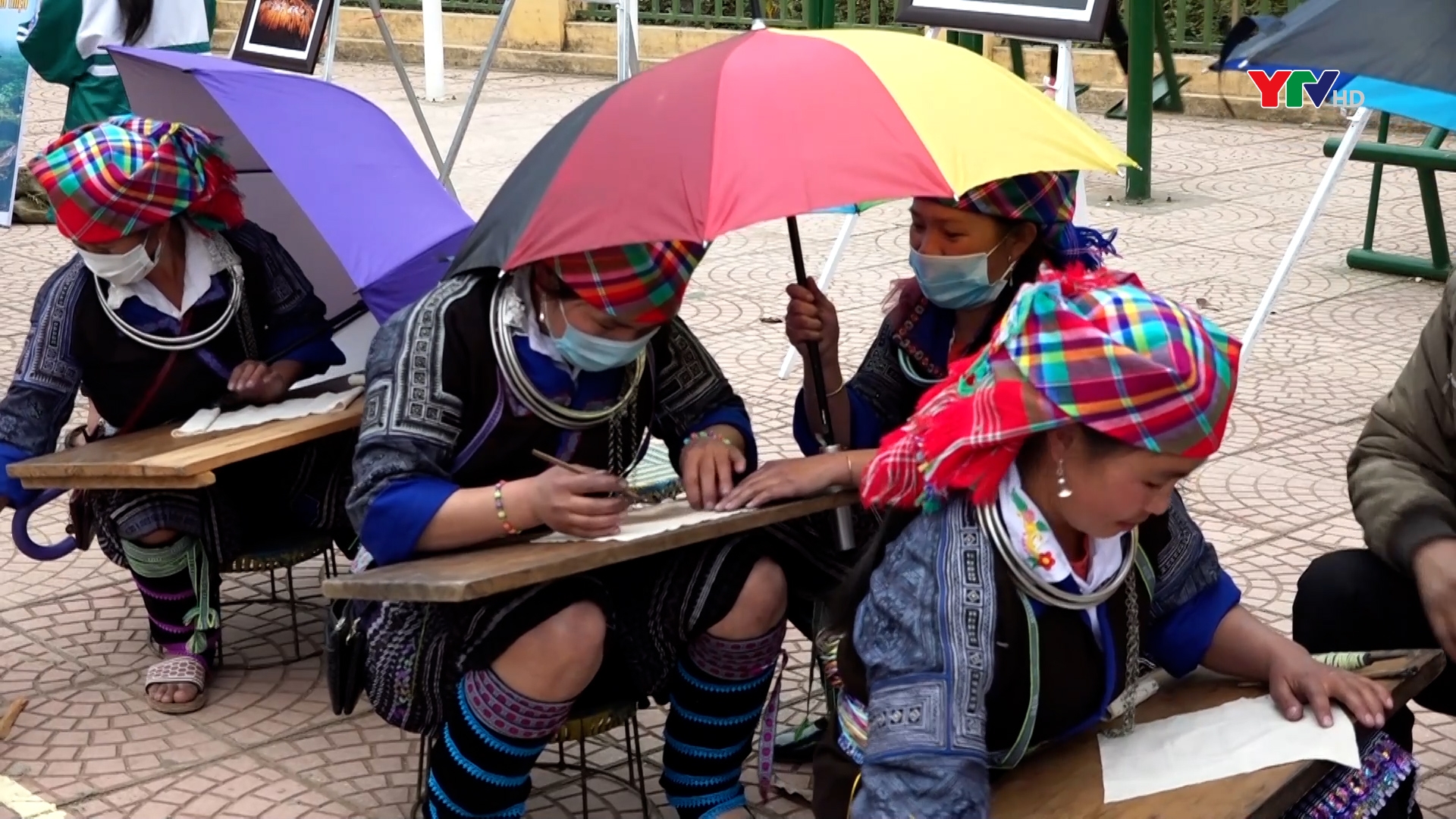 Huyện Mù Cang Chải tổ chức cuộc thi vẽ hoa văn bằng sáp ong trên vải