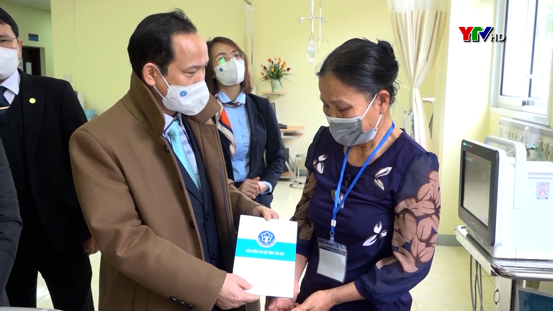 BHXH tỉnh Yên Bái tặng 27 suất quà cho các bệnh nhân có hoàn cảnh khó khăn