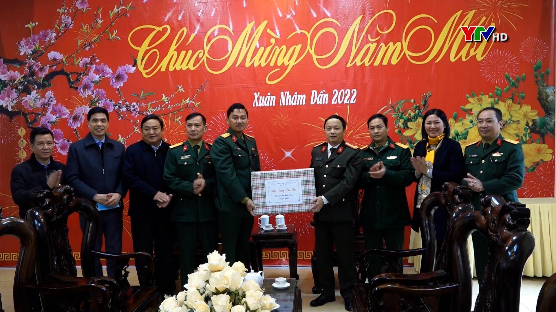 Đại tá Đặng Hồng Đức - Giám đốc Công an tỉnh tặng quà Tết tại huyện Trạm Tấu