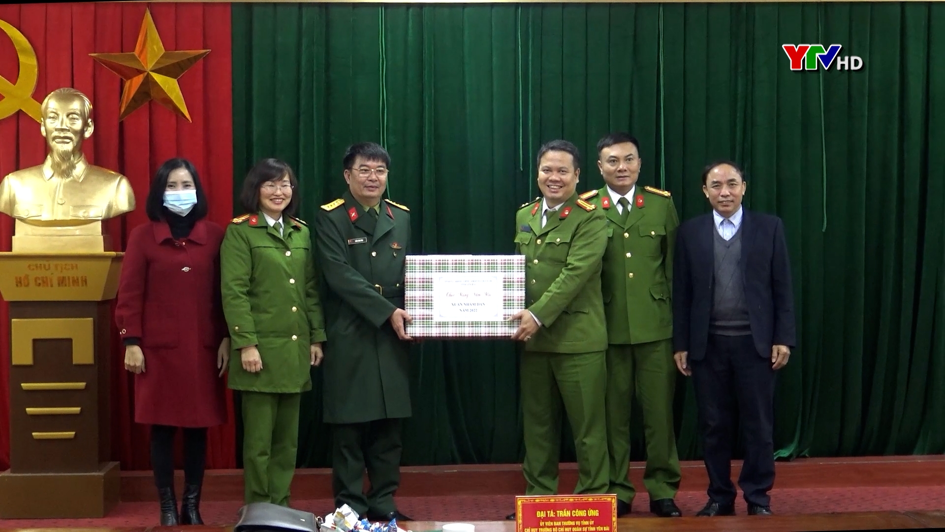 Đại tá Trần Công Ứng - Chỉ huy trưởng Bộ CHQS tỉnh chúc Tết tại huyện Mù Cang Chải
