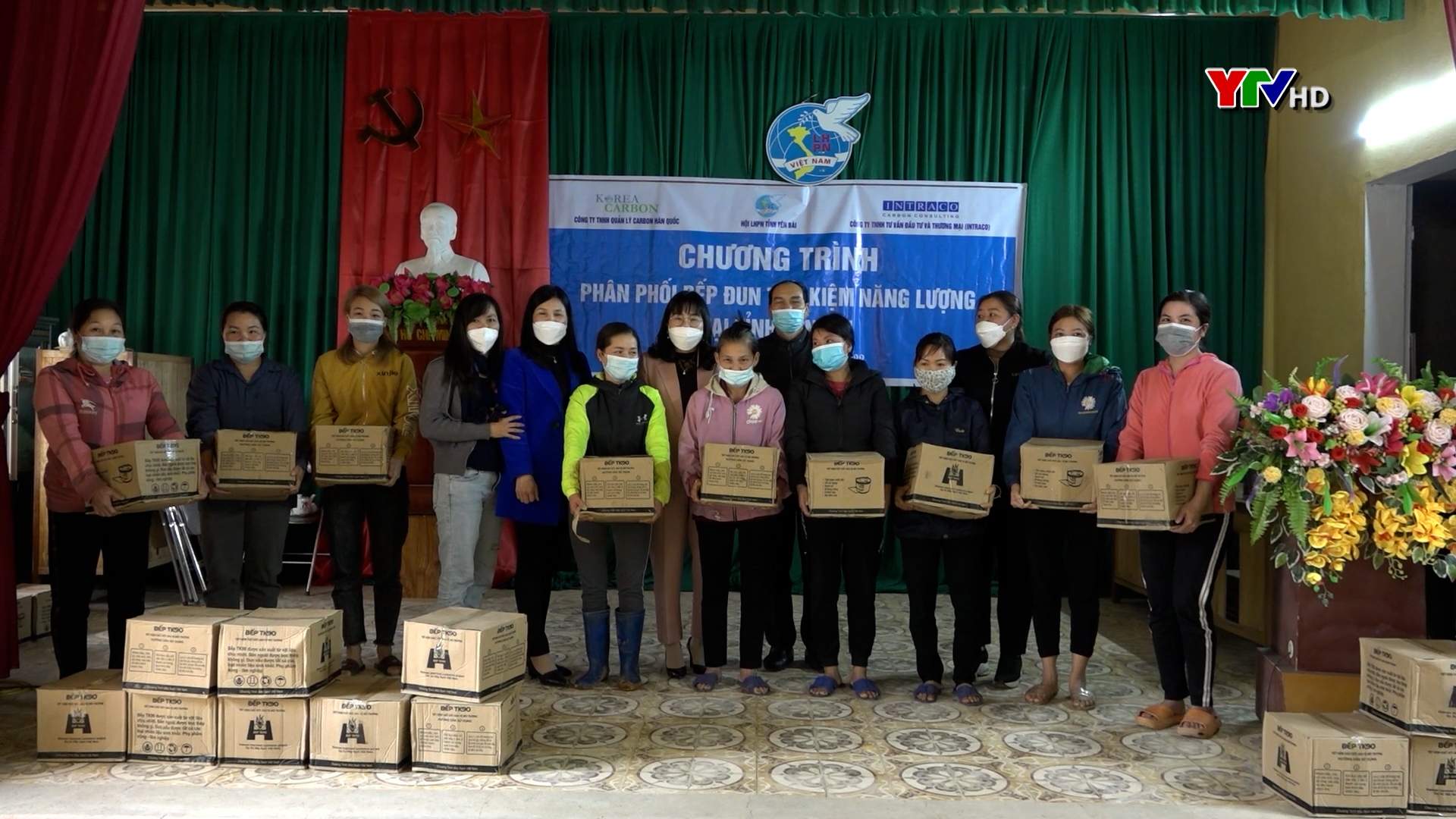 Hội Phụ nữ tỉnh Yên Bái tặng quà Tết cho hộ nghèo tại huyện Văn Chấn