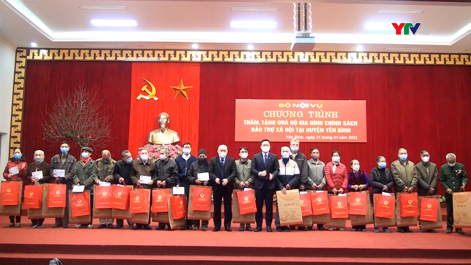 Công đoàn Bộ Nội vụ tặng quà Tết tại huyện Yên Bình