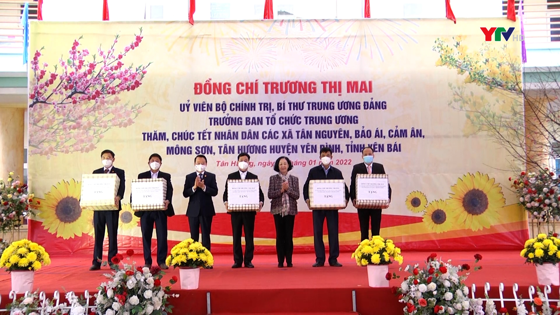 Đồng chí Trương Thị Mai - Trưởng Ban Tổ chức TW cùng đoàn công tác thăm, chúc Tết một số đơn vị, địa phương