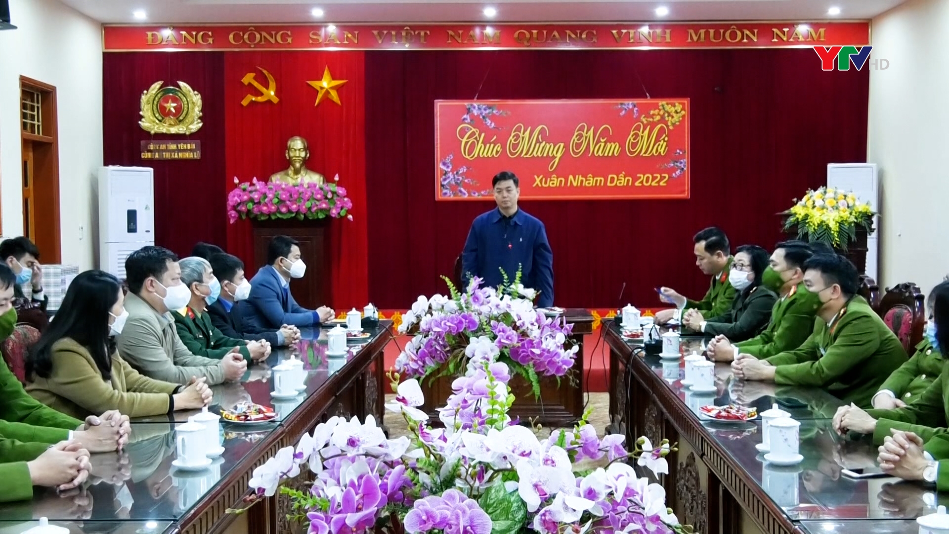 Đồng chí Chủ nhiệm UBKT Tỉnh ủy Nguyễn Minh Toàn tặng quà Tết tại thị xã Nghĩa Lộ