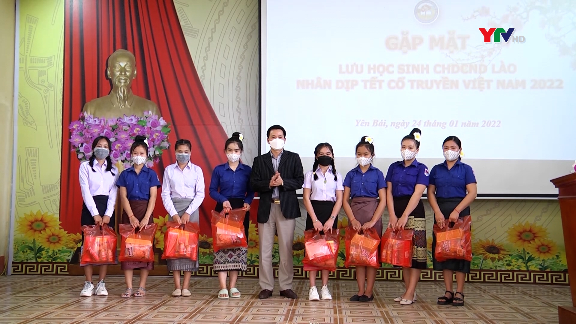 Tỉnh Yên Bái gặp mặt, tặng quà cho các lưu học sinh Lào