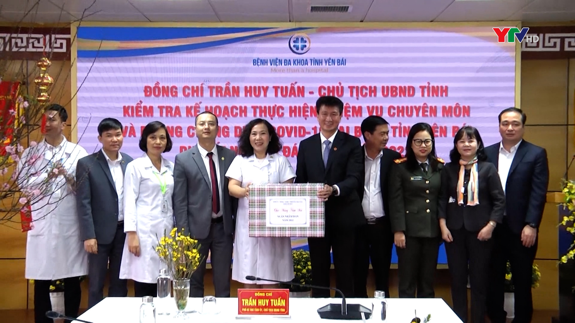 Đồng chí Chủ tịch UBND tỉnh Trần Huy Tuấn thăm và chúc Tết các đơn vị làm nhiệm vụ trực Tết