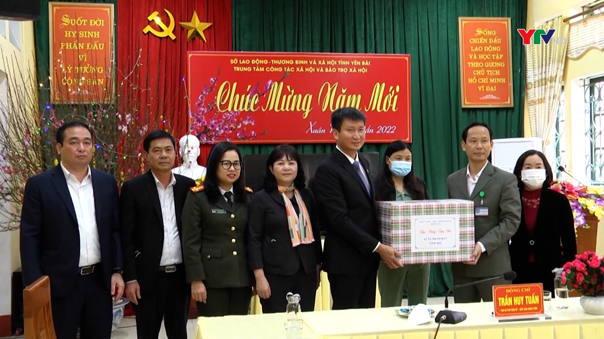 Đồng chí Chủ tịch UBND tỉnh Trần Huy Tuấn chúc Tết Trung tâm Công tác XH và BTXH và tặng quà Tết các gia đình chính sách, hộ nghèo