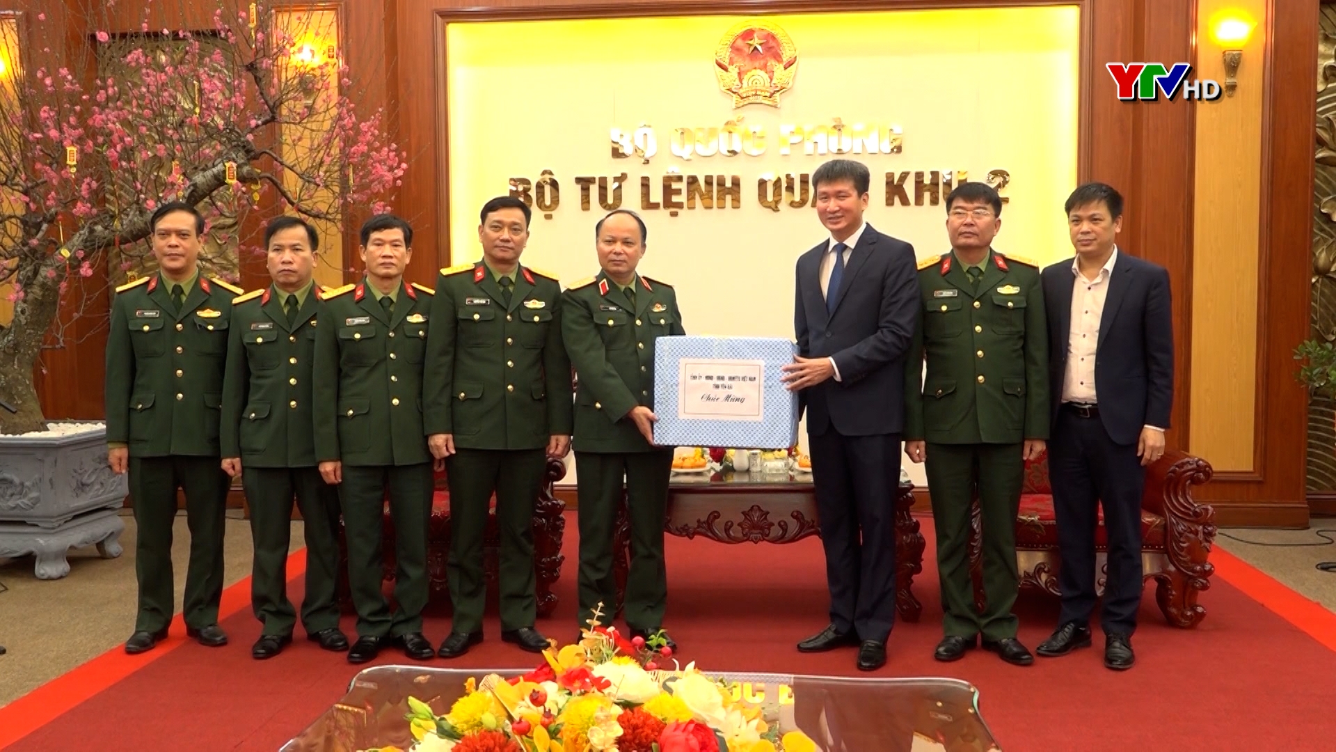 Đồng chí Chủ tịch UBND tỉnh Trần Huy Tuấn chúc Tết Bộ Tư lệnh Quân khu 2