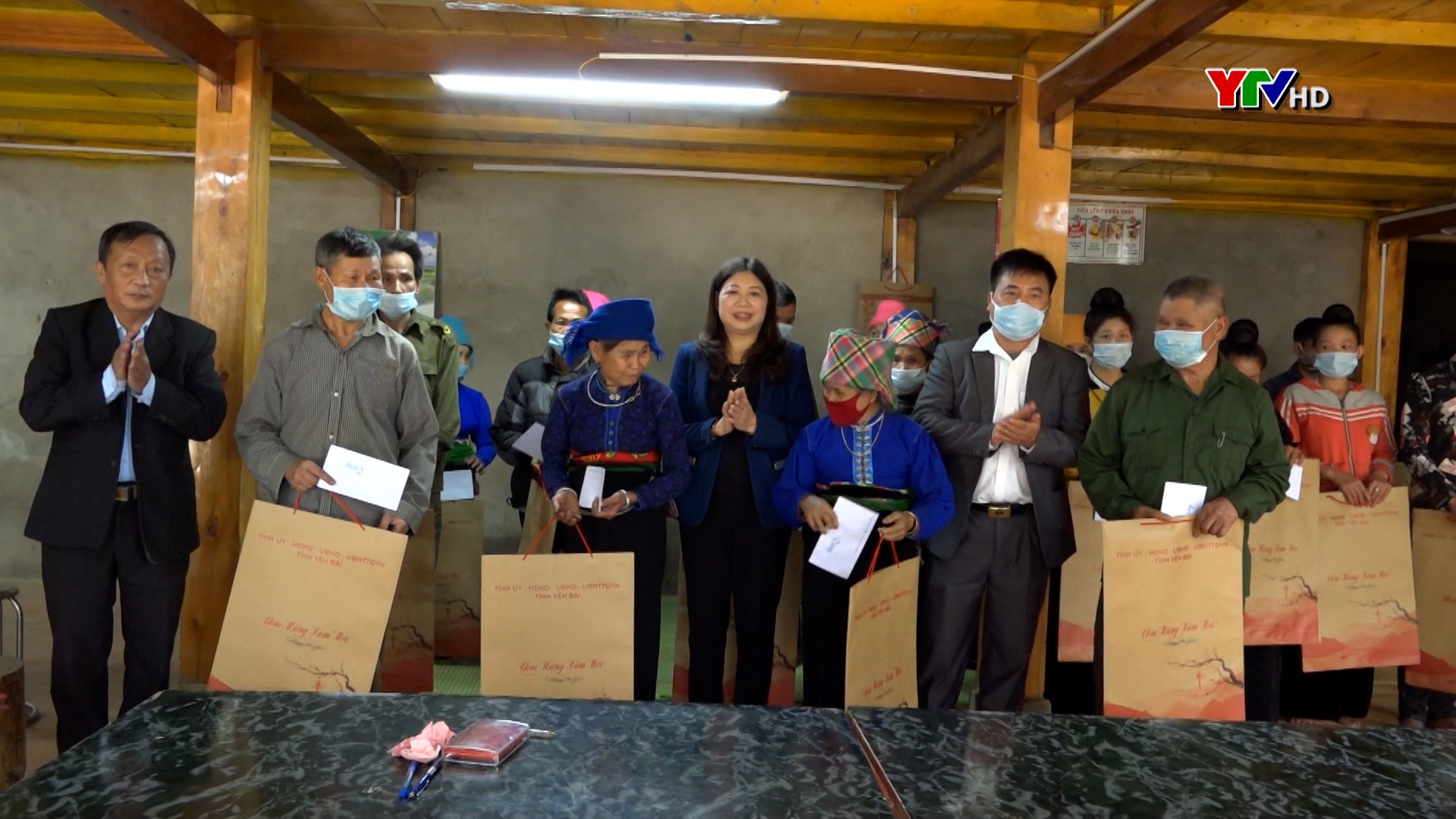 Đồng chí Trưởng Ban Dân vận Tỉnh ủy Hoàng Thị Vĩnh tặng quà Tết tại huyện Trạm Tấu