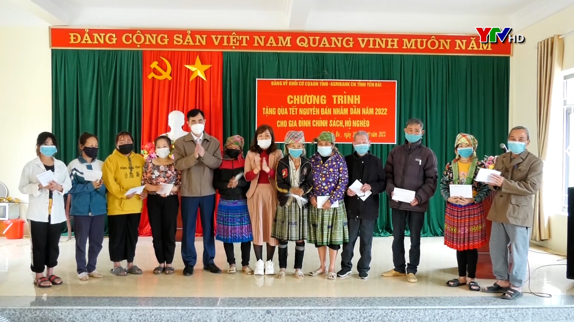 Đảng ủy Khối cơ quan và doanh nghiệp tỉnh và Ngân hàng Agribank - Chi nhánh Yên Bái tặng quà Tết tại huyện Văn Chấn