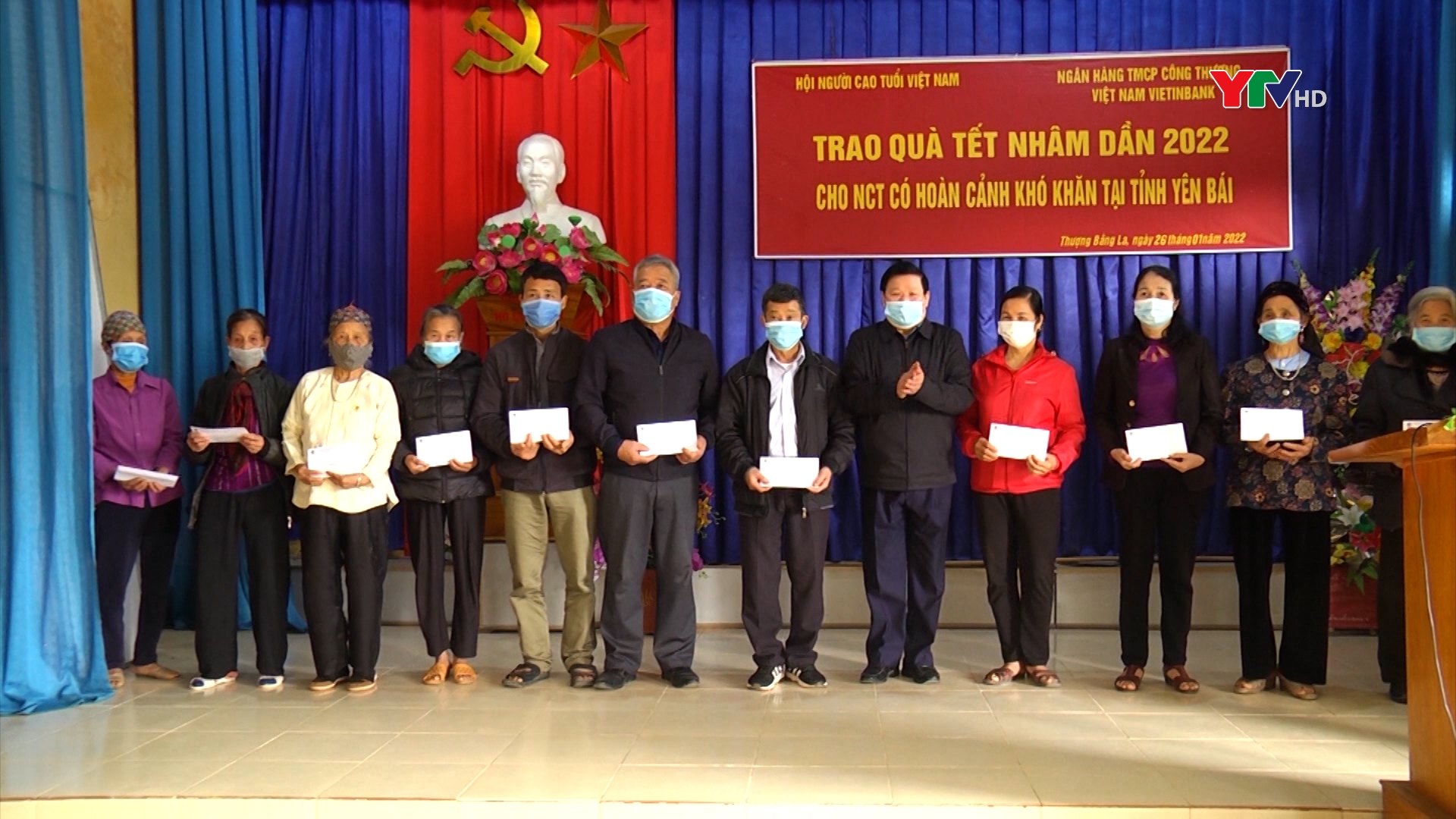Ban đại diện Hội Người cao tuổi tỉnh tặng quà hộ nghèo, hộ có hoàn cảnh khó khăn tại huyện Văn Chấn.