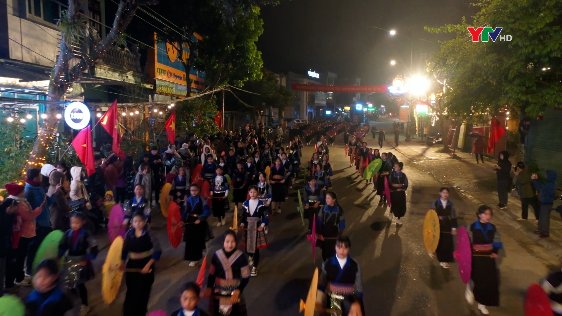 Mù Cang Chải: Diễu diễn " Người Mông xuống phố vui Xuân"