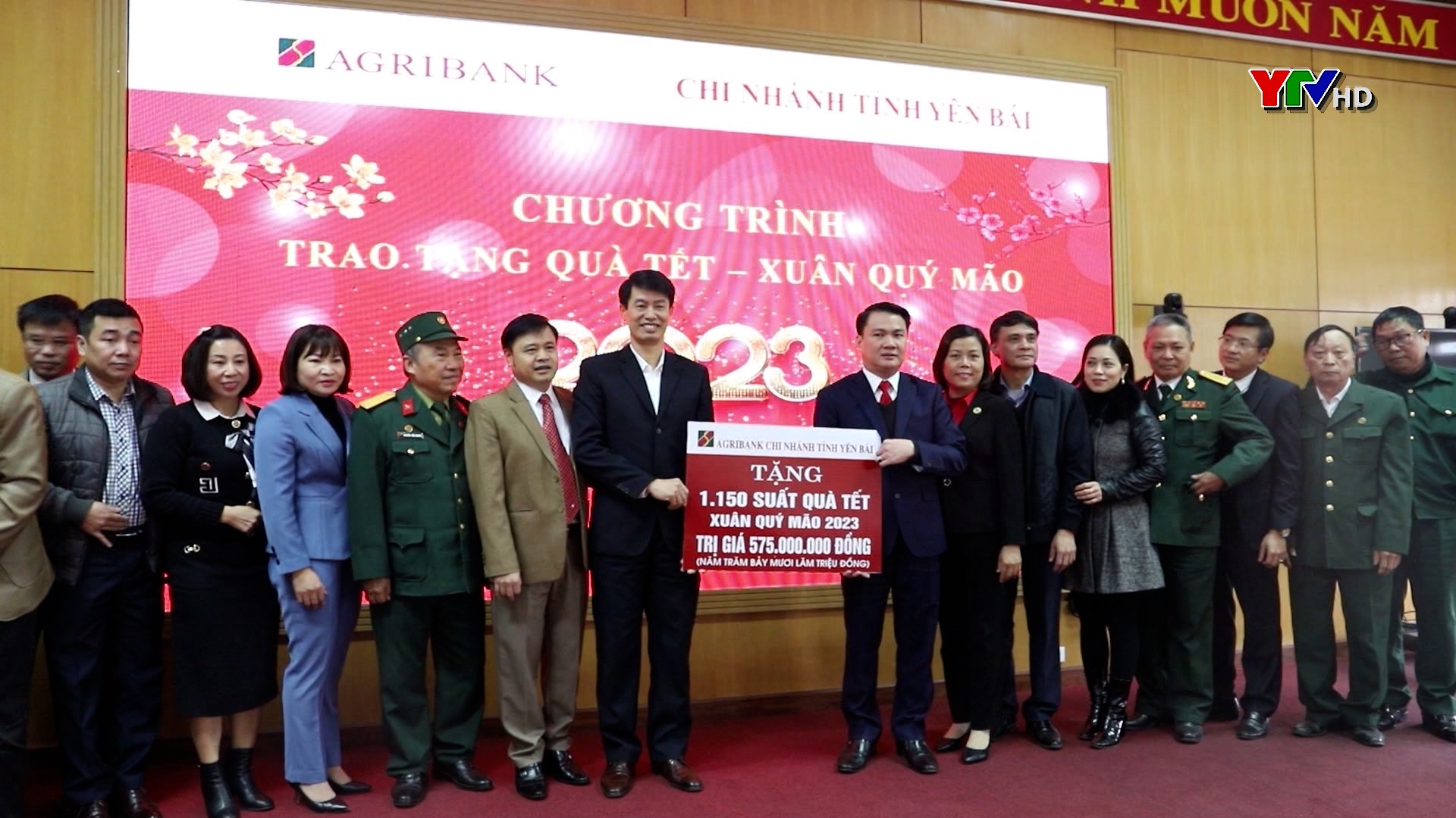 Ngân hàng Nông nghiệp và Phát triển nông thôn chi nhánh tỉnh Yên Bái trao 1.150 suất quà Tết cho hộ nghèo, gia đình chính sách