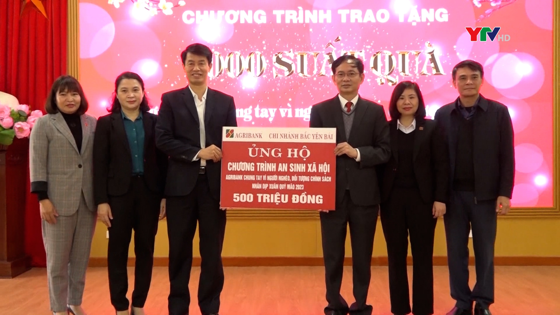 Ngân hàng NN&PTNT chi nhánh Bắc Yên Bái trao 1.000 suất quà Tết cho hộ nghèo, gia đình chính sách