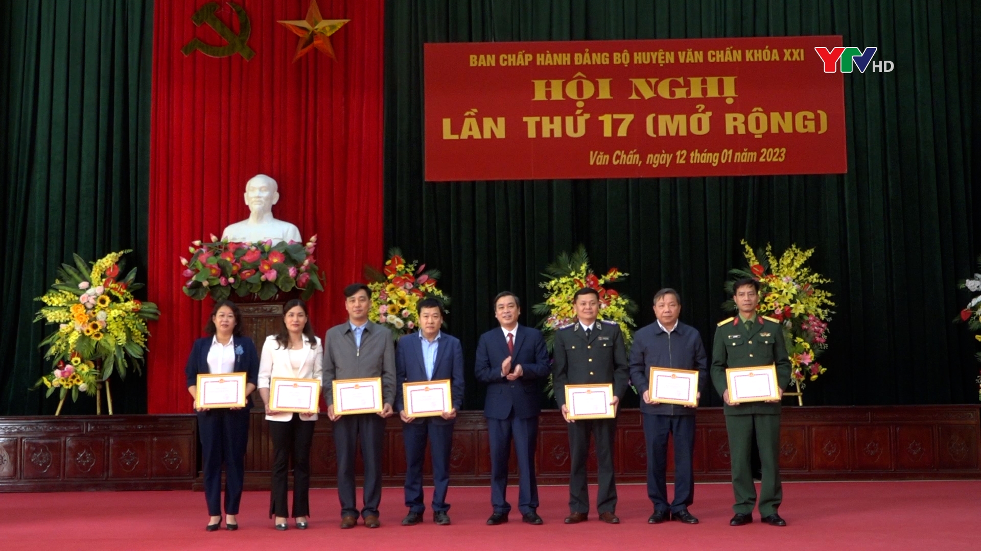 Văn Chấn tuyên dương các tập thể và cá nhân có thành tích xuất sắc trong thực hiện Chỉ thị 05 của Bộ Chính trị năm 2022