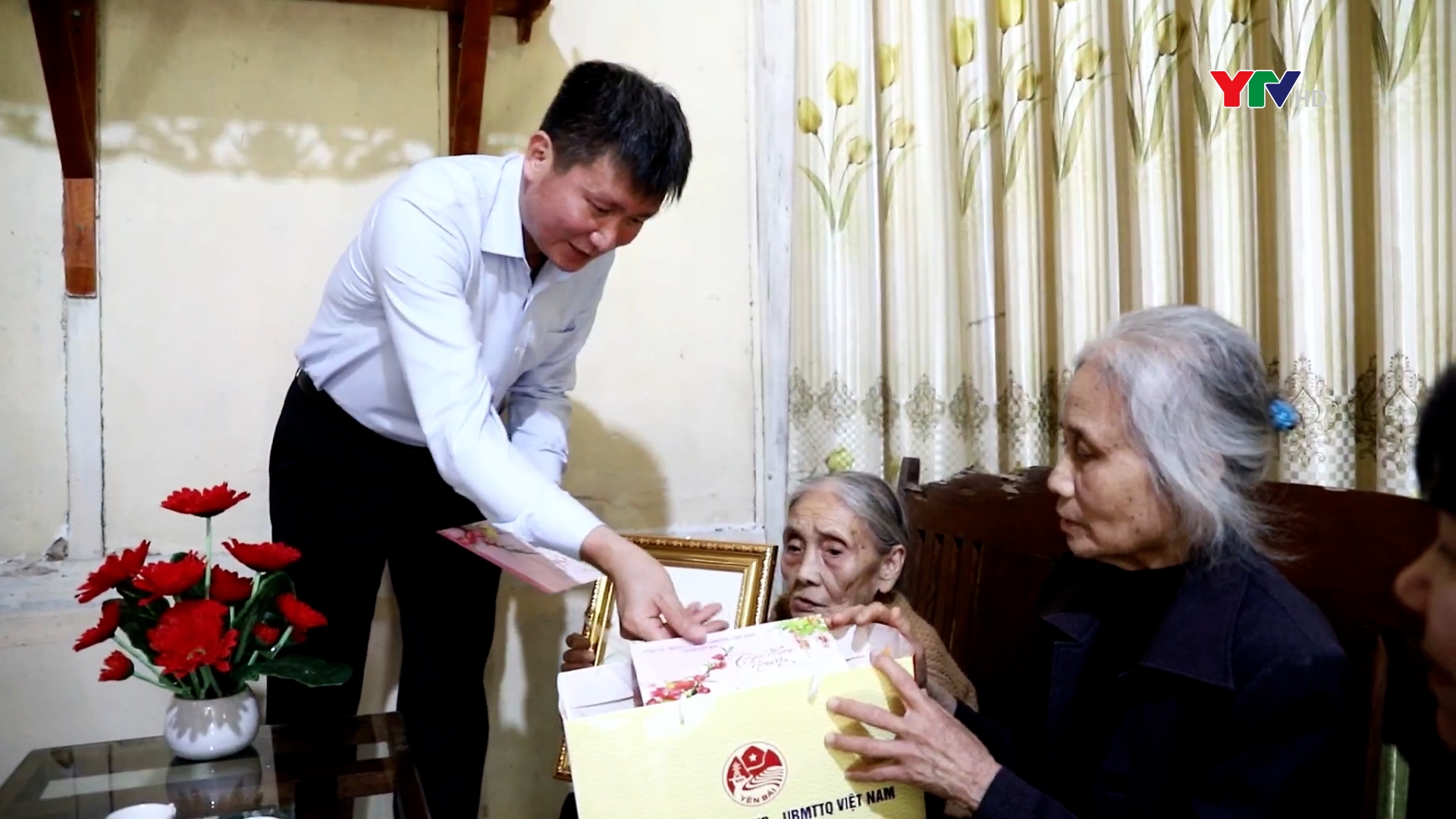 Đồng chí Chủ tịch UBND tỉnh Trần Huy Tuấn chúc Tết tại huyện Trấn Yên