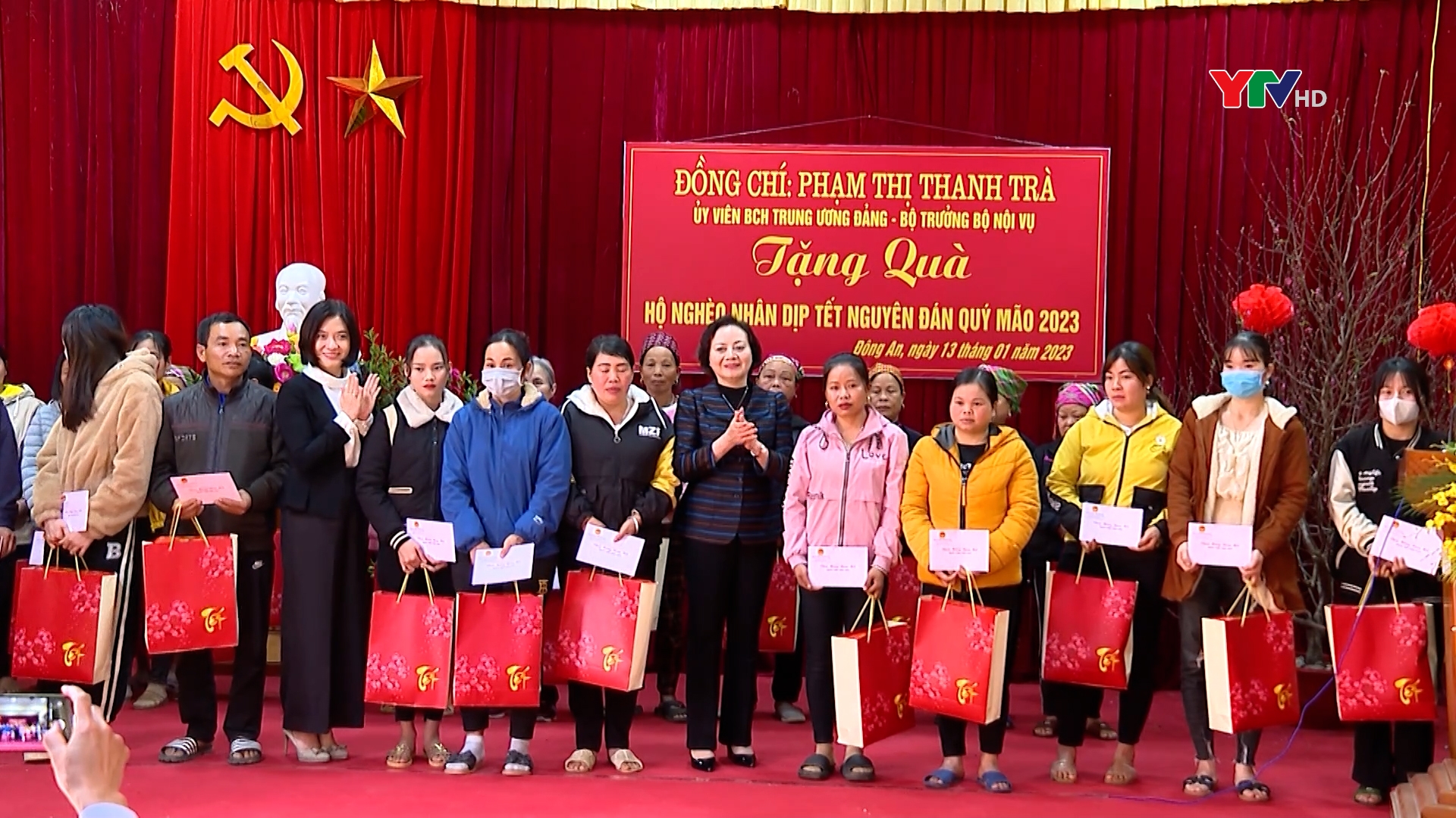 Bộ trưởng Bộ Nội vụ Phạm Thị Thanh Trà tặng quà Tết hộ nghèo đặc biệt khó khăn tại huyện Văn Yên