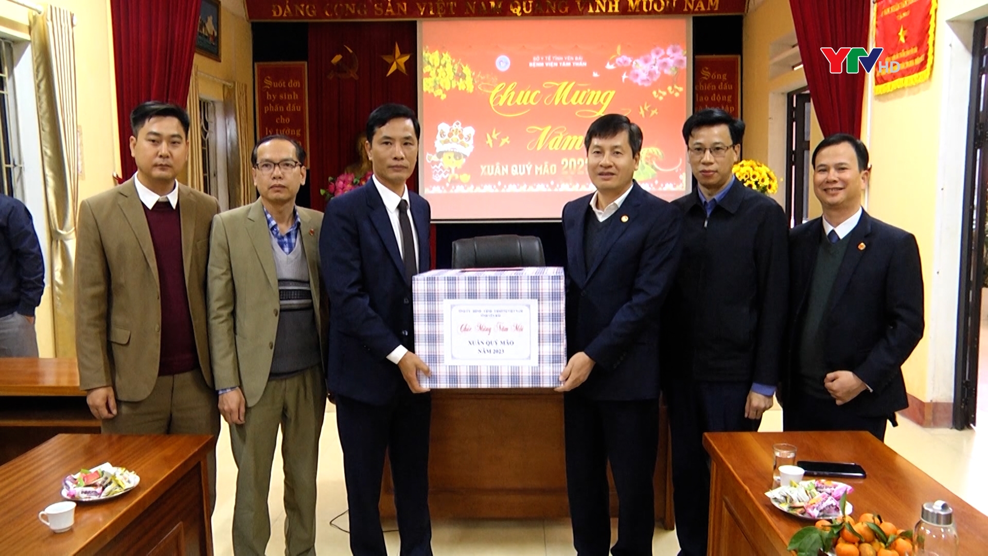 Đồng chí Phó Chủ tịch UBND tỉnh Ngô Hạnh Phúc chúc Tết các đơn vị tại thành phố Yên Bái