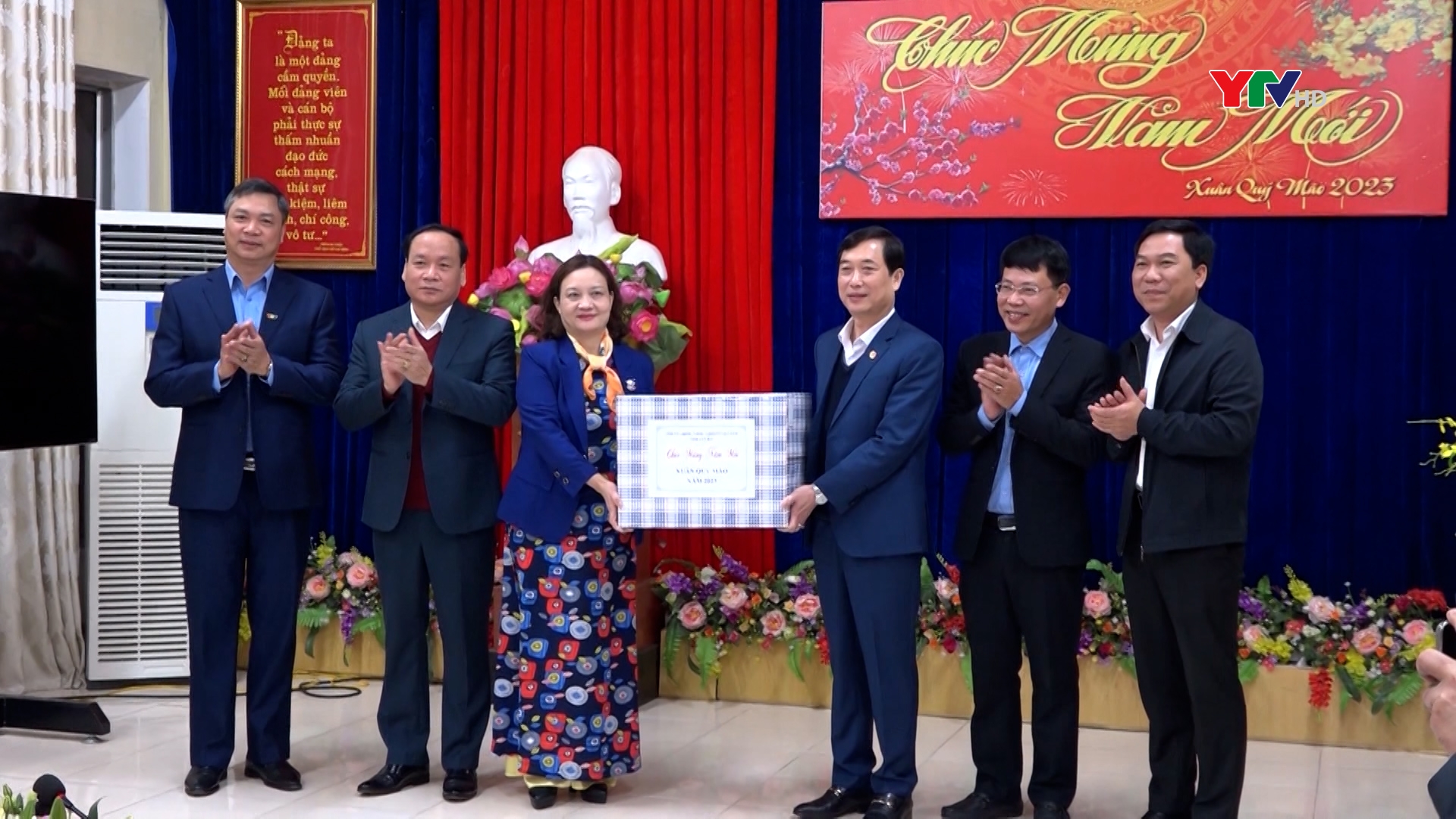 Đồng chí Trưởng ban Tuyên giáo Tỉnh ủy Nguyễn Minh Tuấn chúc Tết các cơ quan báo chí và Trung tâm Văn hóa tỉnh