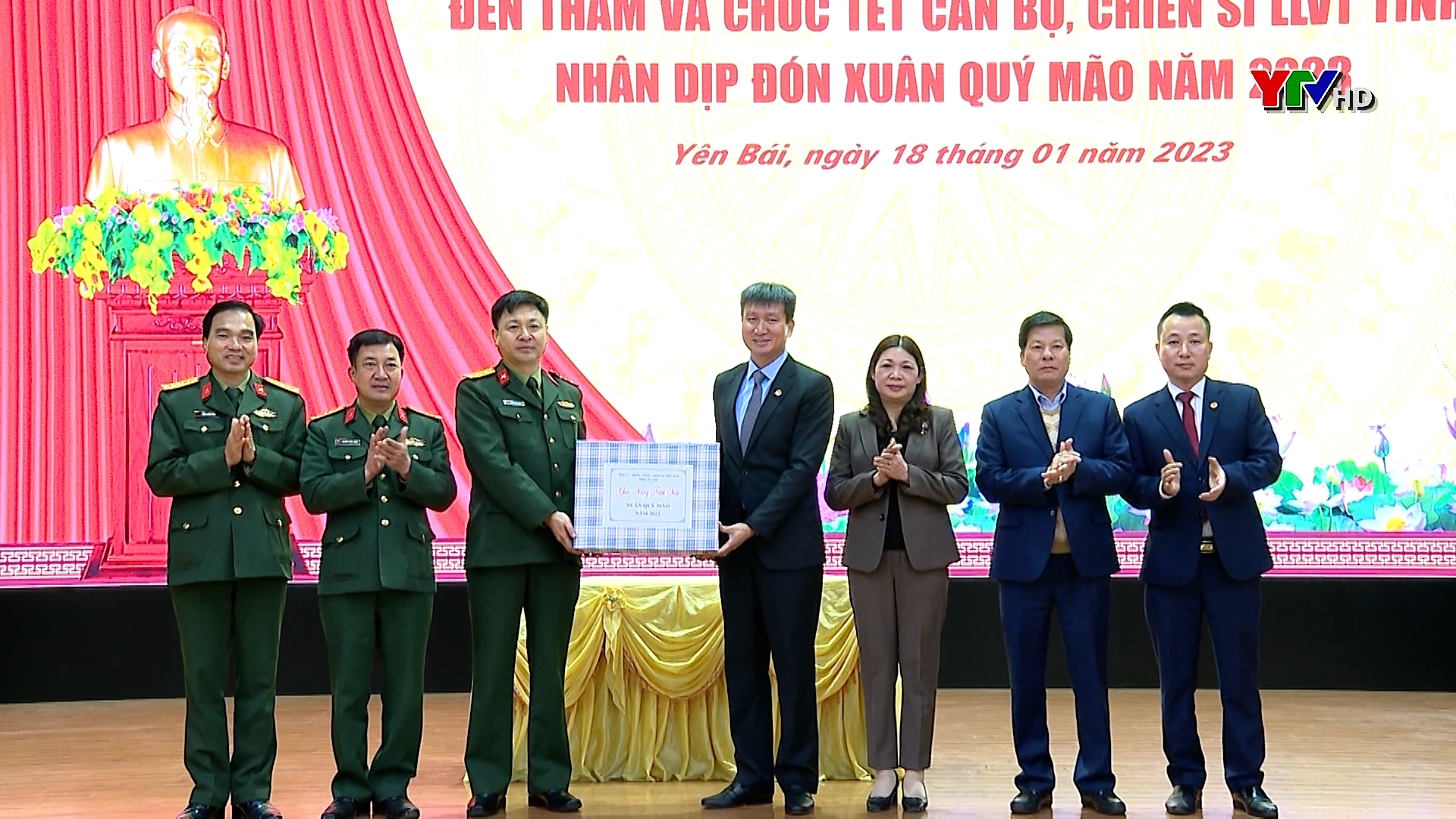Đồng chí Chủ tịch UBND tỉnh Trần Huy Tuấn thăm, động viên các đơn vị làm nhiệm vụ trực Tết