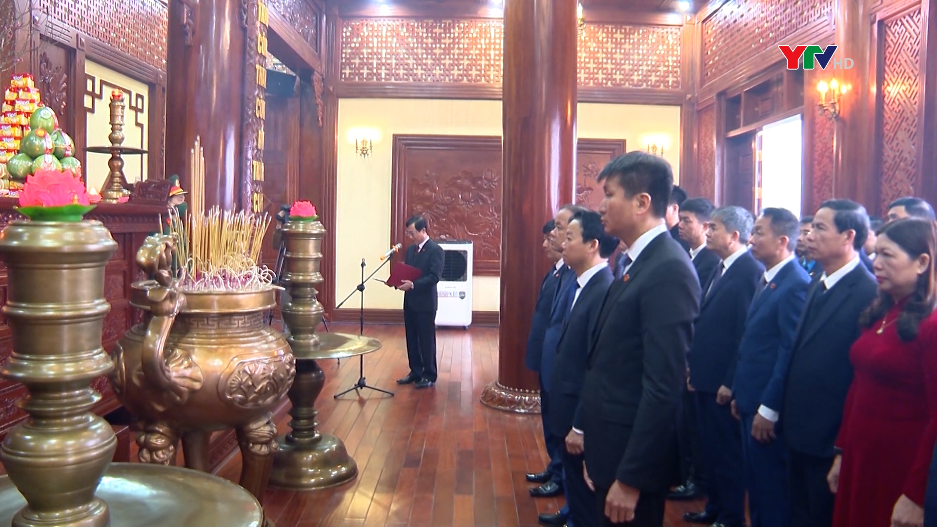 Các đồng chí lãnh đạo tỉnh Yên Bái dâng hương tưởng niệm Chủ tịch Hồ Chí Minh và viếng Nghĩa trang Liệt sỹ trung tâm tỉnh