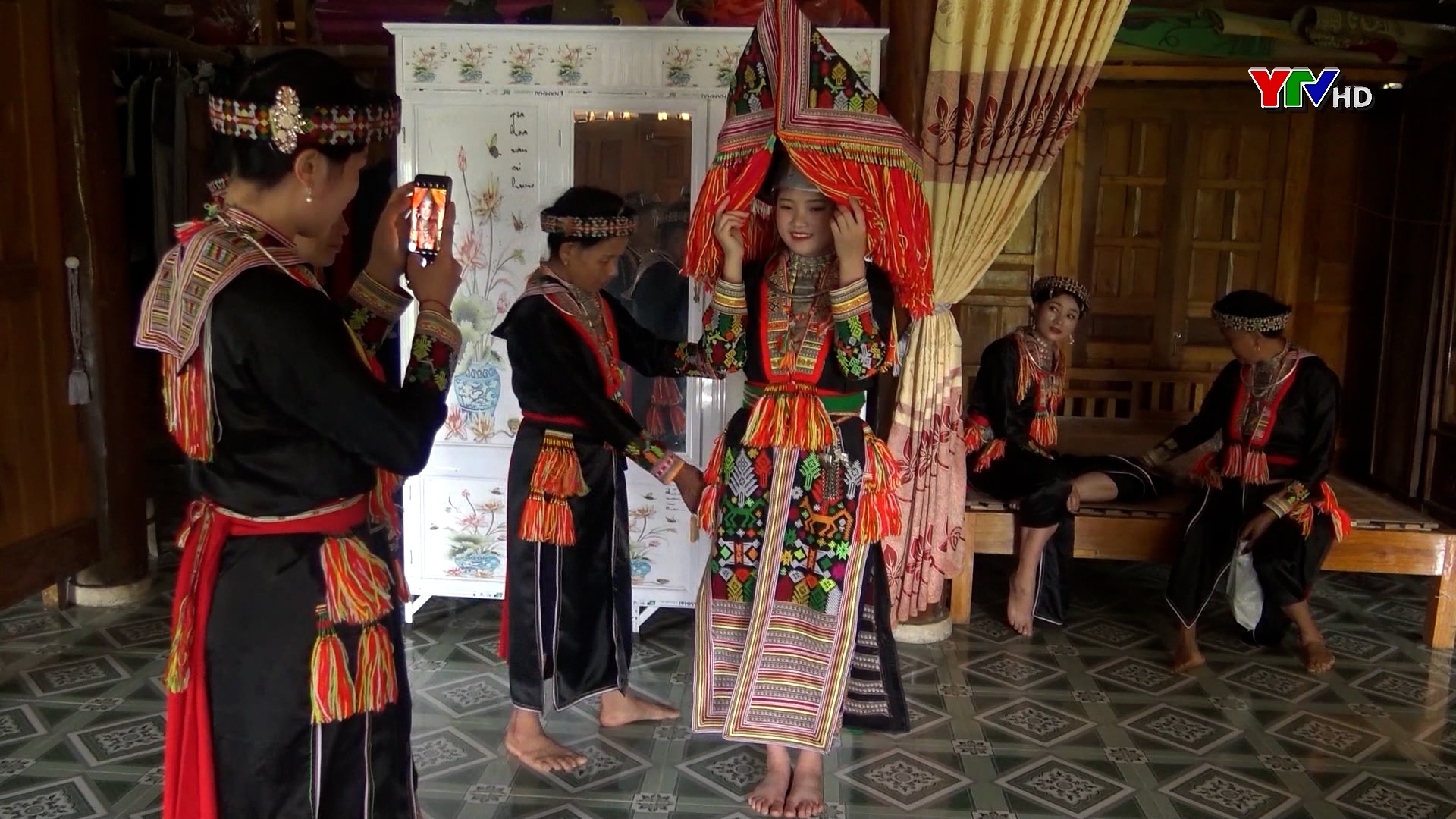 Độc đáo trang phục của người Dao đỏ huyện Lục Yên