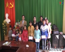 Hội Doanh nhân trẻ tặng quà tại huyện Lục Yên