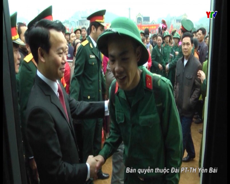 156 tân binh huyện Yên Bình nô nức tòng quân