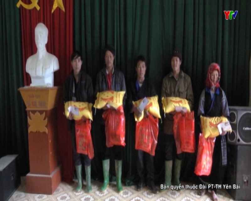 Đài PT-TH Yên Bái tặng quà Tết tại  xã Cao Phạ huyện Mù Cang Chải