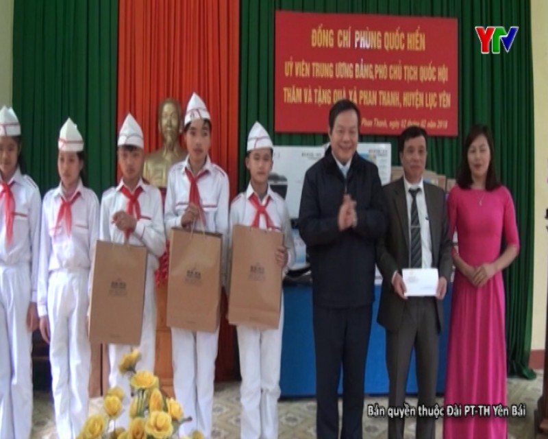Đ/c Phùng Quốc Hiển - Ủy viên BCH Trung ương Đảng - Phó Chủ tịch Quốc hội tặng quà Tết tại huyện Lục Yên