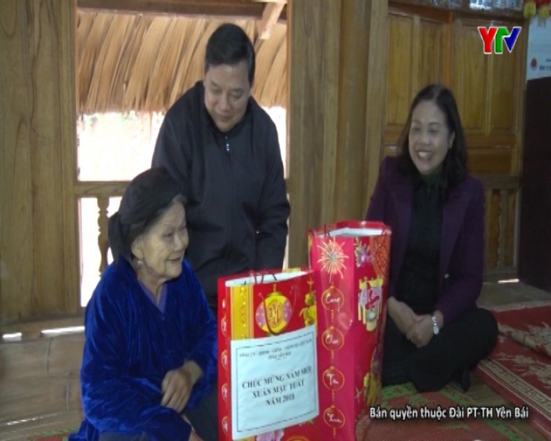 Đ/c Dương Văn Thống - Phó BTTT Tỉnh ủy - Trưởng Đoàn ĐBQH tỉnh tặng quà Tết tại huyện Lục Yên