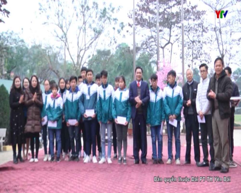 Hội Doanh nhân trẻ tỉnh Yên Bái trao 20 suất quà cho học sinh có hoàn cảnh khó khăn