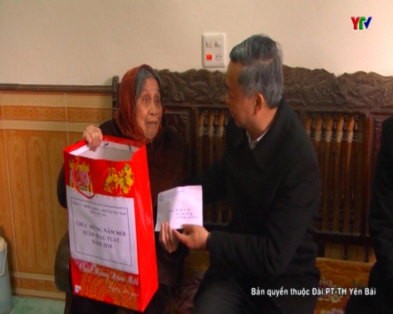Đ/c Nông Văn Lịnh - Chủ tịch Ủy ban MTTQ tỉnh tặng quà Tết tại huyện Trấn Yên