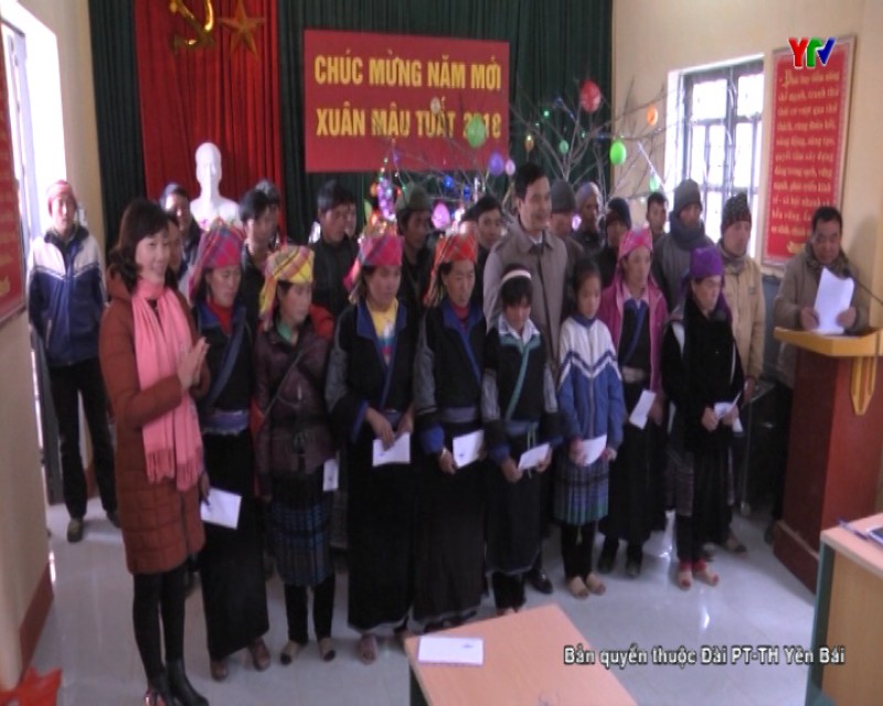 Đ/c Dương Văn Tiến – PCT UBND tỉnh tặng quà Tết tại huyện Mù Cang Chải