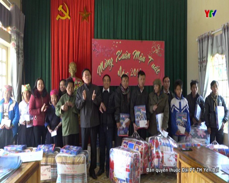 Đ/c Nguyễn Văn Khánh – PCT UBND tỉnh tặng quà tại huyện Trạm Tấu