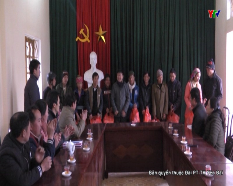 Lãnh đạo Đài PT-TH tỉnh tặng quà Tết tại xã Cao Phạ huyện Mù Cang Chải