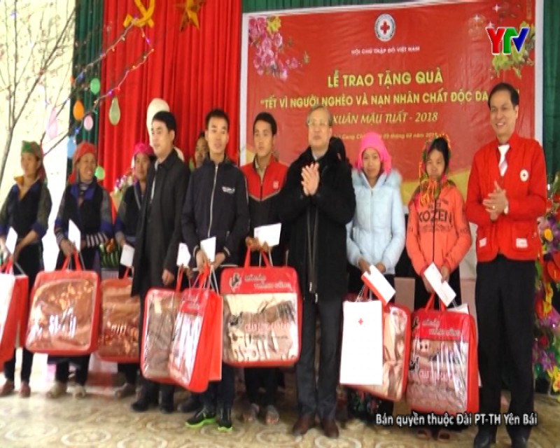 Đ/c Trần Quốc Vượng - Chủ nhiệm Ủy ban Kiểm tra Trung ương chúc Tết và tặng quà tại tỉnh Yên Bái
