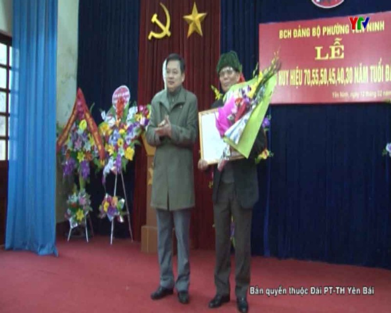 Đ/c Dương Văn Thống - Phó Bí thư Thường trực Tỉnh ủy trao Huy hiệu Đảng tại phường Yên Ninh - TP Yên Bái