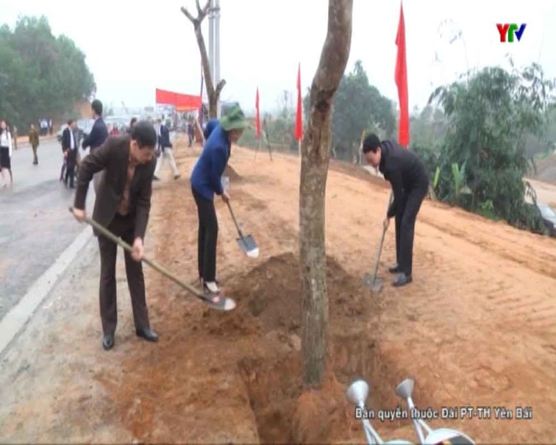Các đồng chí lãnh đạo tỉnh dự Lễ phát động trồng cây đầu Xuân Mậu Tuất tại TP Yên Bái