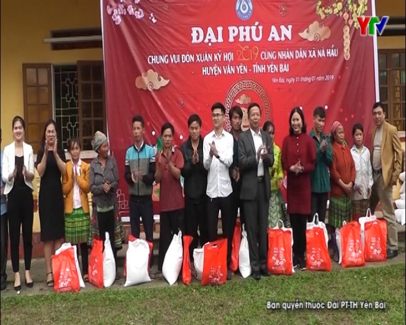 Nhóm từ thiện Diệu Tâm thành phố Yên Bái tặng quà Tết tại xã Nà Hẩu, huyện Văn Yên