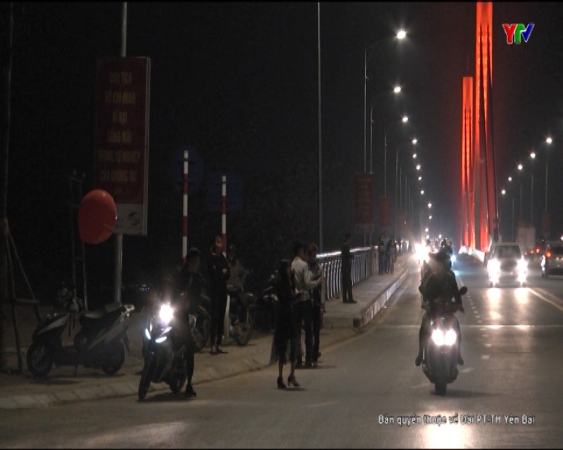 Không khí đón giao thừa tại cầu Bách Lẫm, thành phố Yên Bái